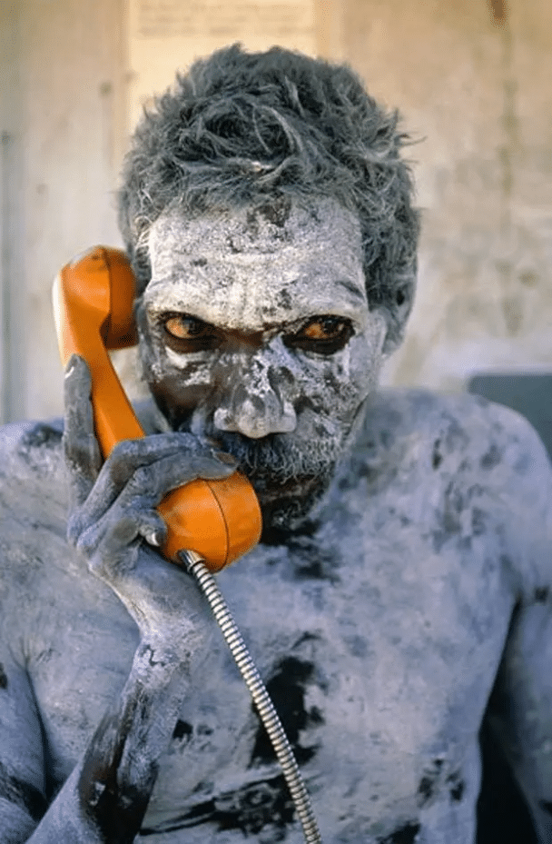 Un aborigen utiliza por primera vez un teléfono recién instalado en Arnhem Land, Australia (1975)