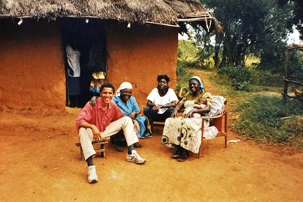 Barack Obama en la ciudad natal de su padre en 1988.