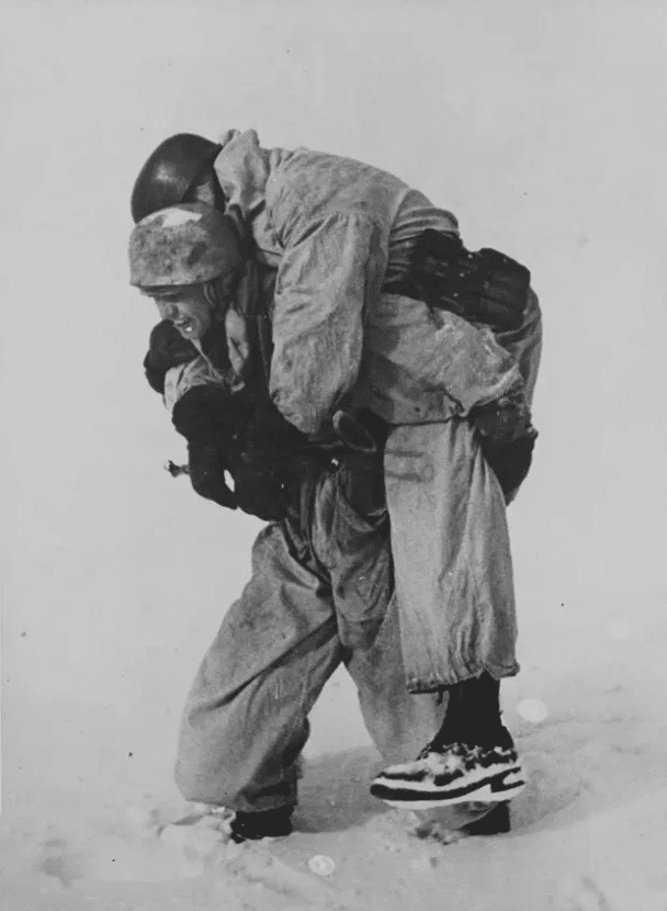 Un paracaidista alemán en el frente oriental lleva a un sargento herido. (1942)