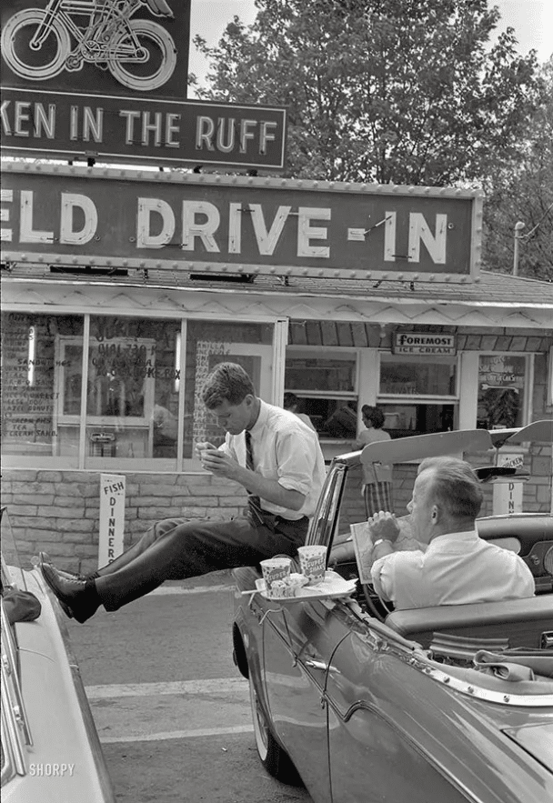 Mientras hace campaña por su hermano, Robert Kennedy se detiene a almorzar en Bluefield, West Virginia, 1960.