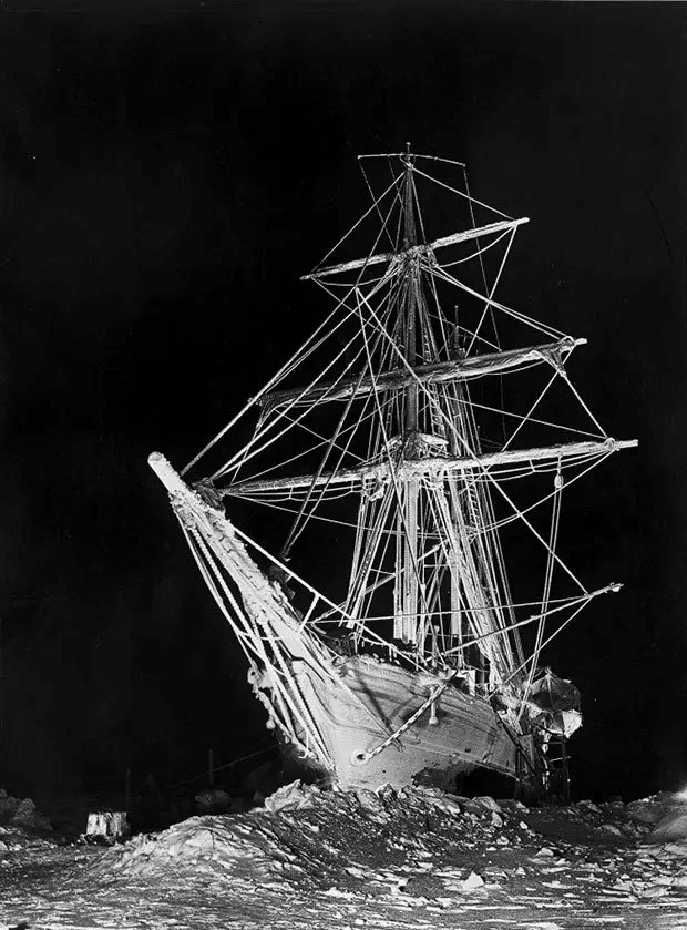 Foto de "Endurance" iluminada por bengalas en la noche. Foto de Frank Hurley durante la Expedición Transantártica Imperial de Ernest Shackleton (1914-1916).