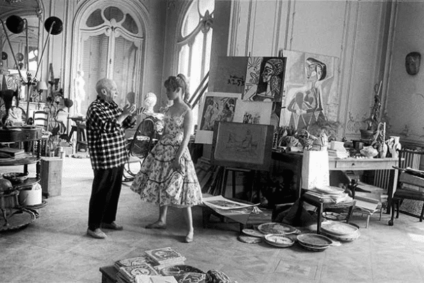 Brigitte Bardot conoce a Pablo Picasso en 1956. Cuando Brigitte Bardot conoció a Pablo Picasso en 1956, ella tenía 21 años y él 74.