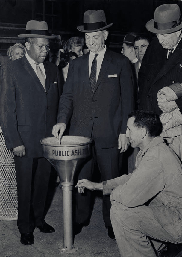 Funcionarios del gobierno celebran la instalación del primer cenicero público en las calles de la ciudad de Nueva York. (22 de abril de 1958).