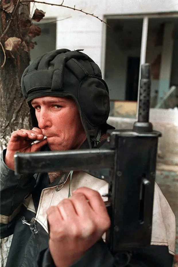 Un combatiente checheno sostiene una pistola casera durante la Batalla de Grozny, enero de 1995.