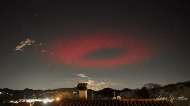 Un anillo rojo gigante con un diámetro de 360 ​​km, conocido como ELVE, un fenómeno de luz en la atmósfera superior causado por un poderoso rayo, ha sido fotografiado sobre el centro de Italia.