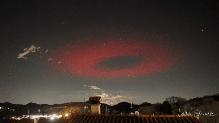 Un anillo rojo gigante con un diámetro de 360 km, conocido como ELVE, un fenómeno de luz en la atmósfera superior causado por un poderoso rayo, ha sido fotografiado sobre el centro de Italia.