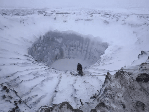 Este es un agujero gigante en el permafrost siberiano debido al calentamiento del metano congelado atrapado en el hielo, lo que provoca un aumento drástico de la presión.