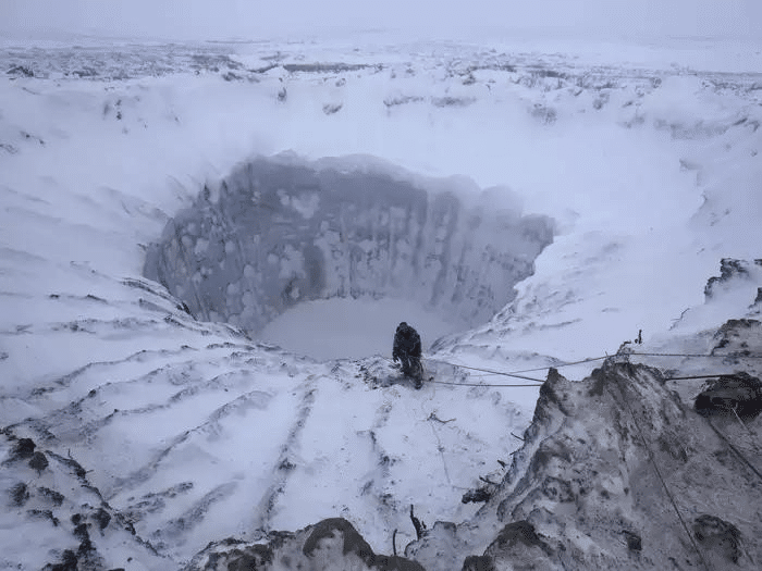 Este es un agujero gigante en el permafrost siberiano debido al calentamiento del metano congelado atrapado en el hielo, lo que provoca un aumento drástico de la presión.