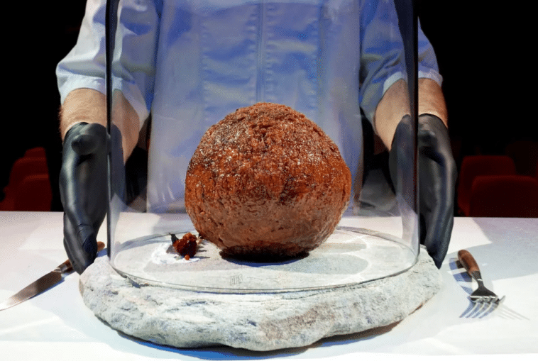 Las albóndigas hechas con carne cultivada con el ADN del mamut lanudo extinto se dieron a conocer el 28 de marzo en el Museo de Ciencias NEMO en Ámsterdam, Países Bajos. Foto: Piroschka van de Wouw/Reuters