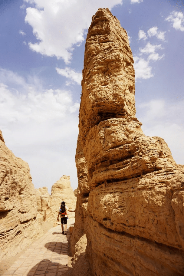 Las ruinas de la ciudad de Jiaohe en la Ruta de la Seda en Turpan, una de las estructuras de tierra más grandes y mejor conservadas del mundo. Toda la ciudad ha sido tallada de arriba a abajo, comenzando hace más de 2000 años.