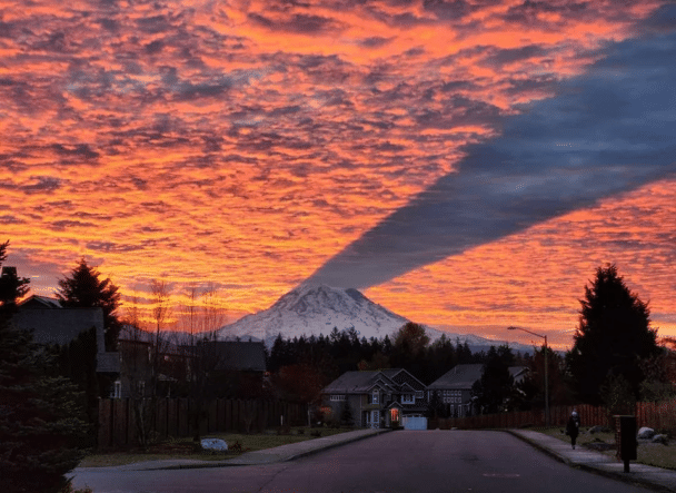 La sombra del volcán reflejada en las nubes. Monte Rainier, Estados Unidos.