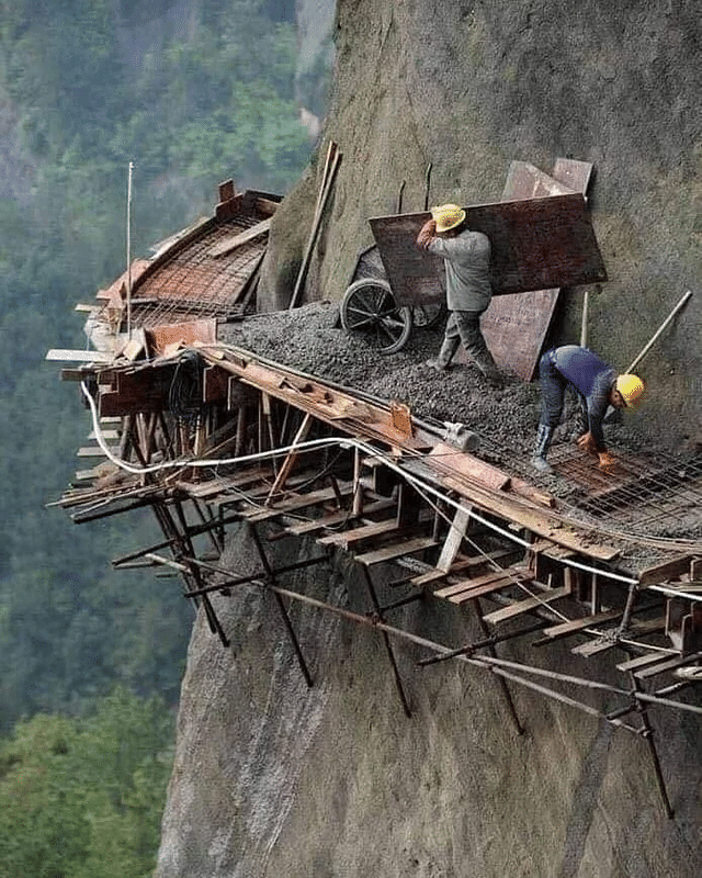 Trabajadores construyendo una carretera de montaña en China