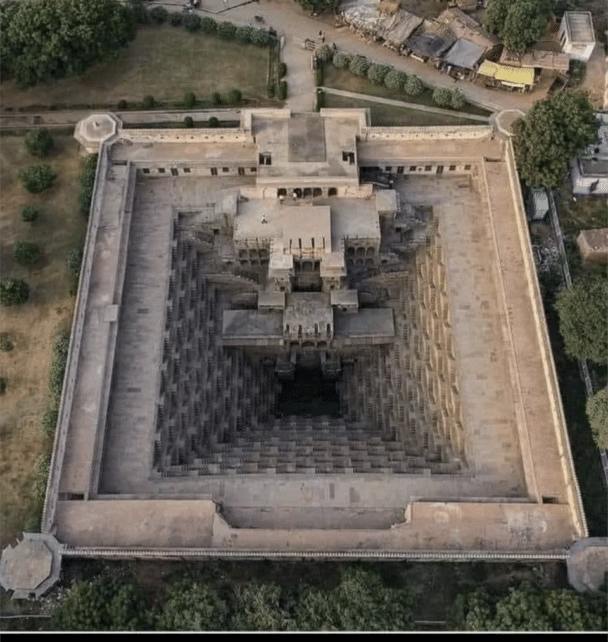 Chand Baori es uno de los mejores pozos escalonados del mundo, establecido hace más de 1300 años y ubicado en la India.