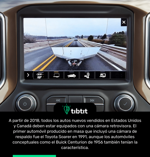 A partir de 2018, todos los autos nuevos vendidos en Estados Unidos y Canadá deben estar equipados con una cámara retrovisora. El primer automóvil producido en masa que incluyó una cámara de respaldo fue el Toyota Soarer en 1991, aunque los automóviles conceptuales como el Buick Centurion de 1956 también tenían la característica.