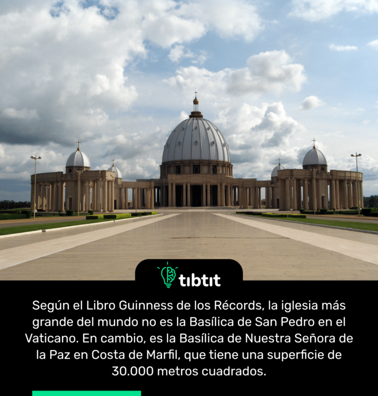 Según el Libro Guinness de los Récords, la iglesia más grande del mundo no es la Basílica de San Pedro en el Vaticano. En cambio, es la Basílica de Nuestra Señora de la Paz en Costa de Marfil, que tiene una superficie de 30.000 metros cuadrados.