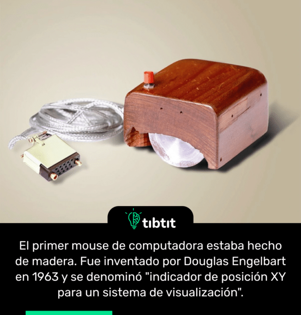 El primer mouse de computadora estaba hecho de madera. Fue inventado por Douglas Engelbart en 1963 y se denominó "indicador de posición XY para un sistema de visualización".