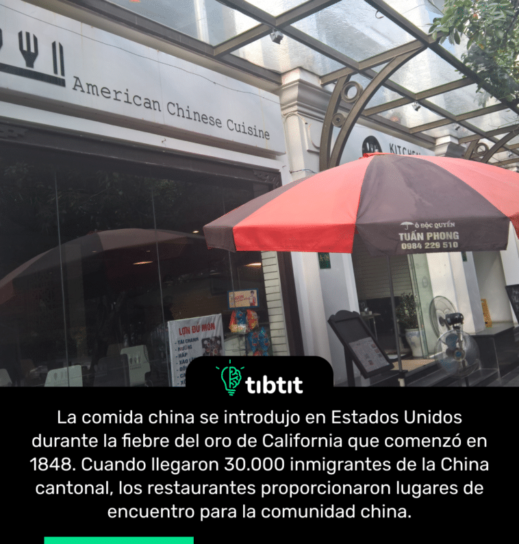 La comida china se introdujo en Estados Unidos durante la fiebre del oro de California que comenzó en 1848. Cuando llegaron 30.000 inmigrantes de la China cantonal, los restaurantes proporcionaron lugares de encuentro para la comunidad china.