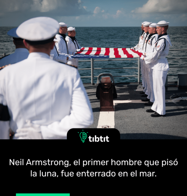 Neil Armstrong, el primer hombre que pisó la luna, fue enterrado en el mar.