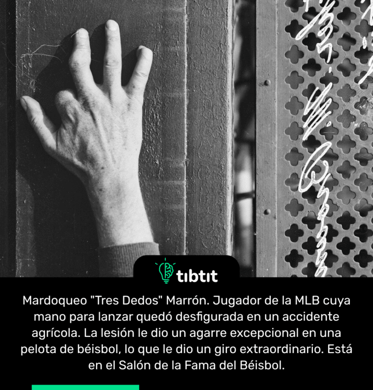 Mardoqueo "Tres Dedos" Marrón. Jugador de la MLB cuya mano para lanzar quedó desfigurada en un accidente agrícola. La lesión le dio un agarre excepcional en una pelota de béisbol, lo que le dio un giro extraordinario. Está en el Salón de la Fama del Béisbol.