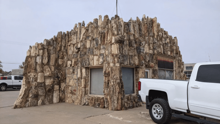 Esta estación de servicio en Colorado fue construida con madera petrificada y ha sido llamada "la estación de servicio más antigua del mundo" con aproximadamente 175 millones de años.