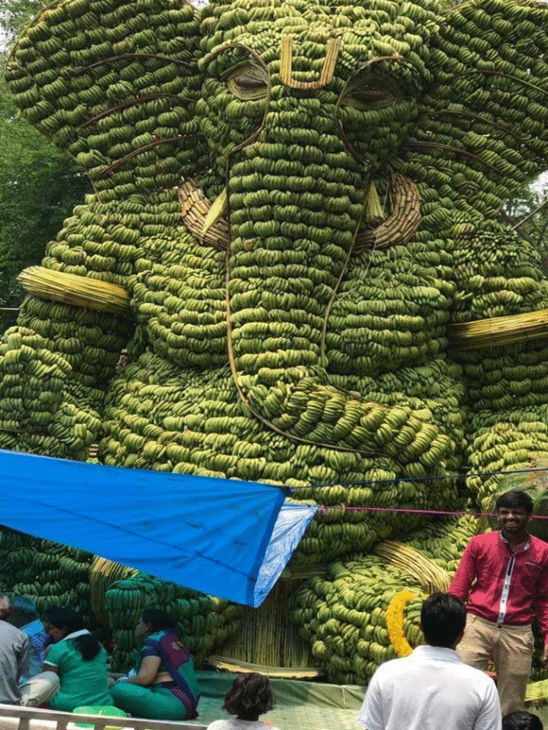Un elefante gigante hecho de plátanos.