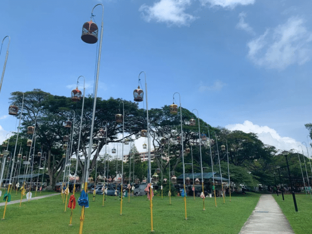 Los pájaros cantores necesitan la compañía de otros miembros de su especie para aprender a cantar. En Singapur, los propietarios se reúnen en Ang Mo Kio Town Garden West para entrenar a sus pájaros.