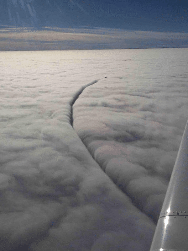 El avión cruza la nube.