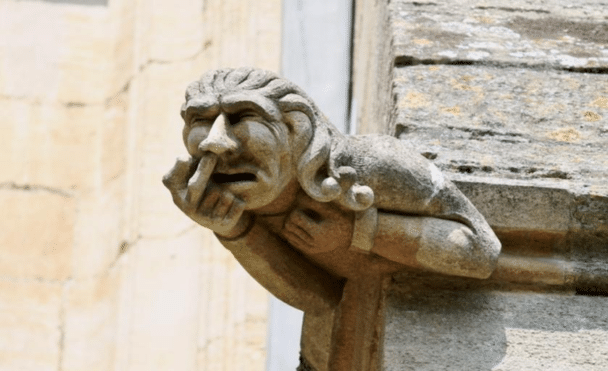Una gárgola de una persona hurgándose la nariz en la Catedral de Ely, Inglaterra.