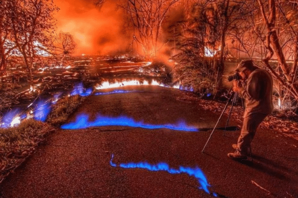 Durante la erupción del volcán Kilauea de Hawái en mayo de 2018, el fotógrafo Brad Lewis capturó esta impresionante toma de llamas de metano que salían de las fisuras a lo largo de la carretera.