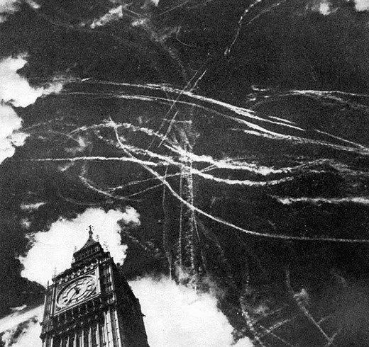 Estelas sobre Londres después de un combate aéreo entre aviones británicos y alemanes. septiembre de 1940.