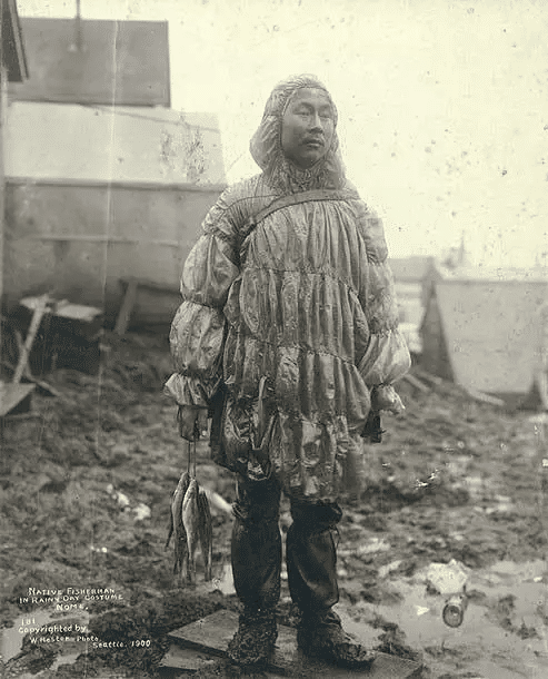 Hombre inuit con una parka de tripa de león marino. Nombre, Alaska. 1900