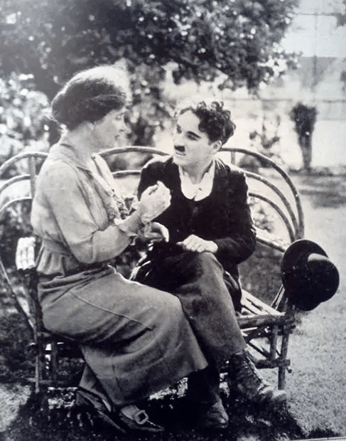 Helen Keller enseñando a Charlie Chaplin el alfabeto manual. 1919.