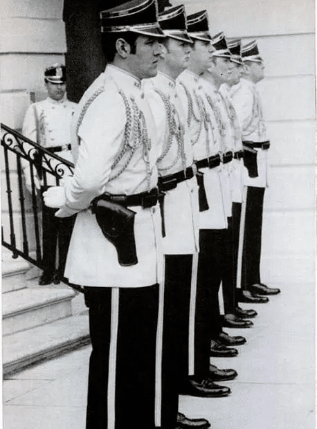 Uniformes del Servicio Secreto bajo el presidente Nixon, 1970-74.