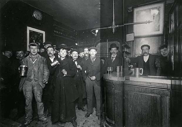Interior de un pub londinense, 1898.
