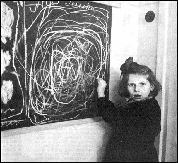 Una niña que creció en un campo de concentración hace un dibujo de “Hogar” mientras vive en una residencia para niños perturbados. Polonia, 1948.