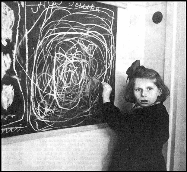 Una niña que creció en un campo de concentración hace un dibujo de “Hogar” mientras vive en una residencia para niños perturbados. Polonia, 1948.