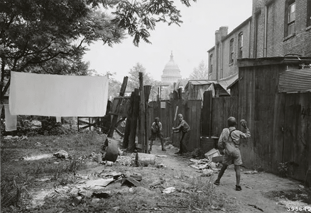 Barrios marginales de Washington, D.C., 1940. Para los lugareños: la fotografía se tomó en Temple Court, un aliado cerca de donde D y Delaware solían reunirse en SW DC.