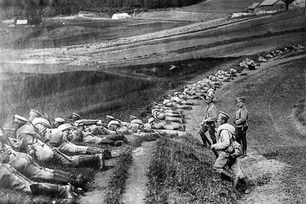La infantería rusa se pone a cubierto durante su batalla contra el ejército austrohúngaro, al comienzo de la Primera Guerra Mundial en agosto de 1914.