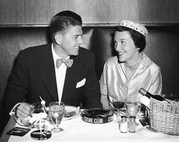 Ronald Reagan y su esposa Nancy Reagan sonríen durante su cena de luna de miel en el Stork Club en la ciudad de Nueva York, 1952.