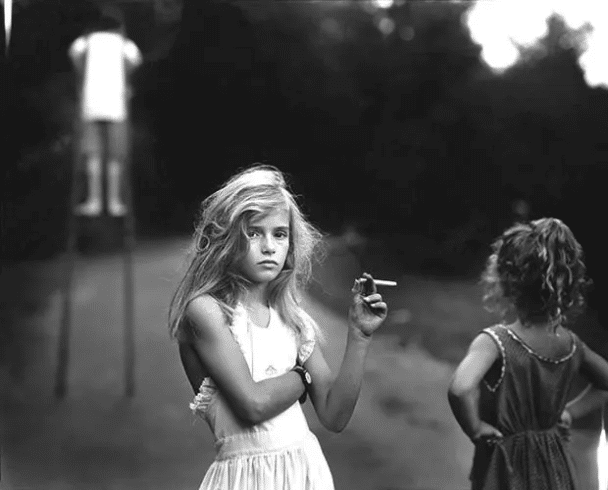 “Cigarrillo de caramelo” (1989). Esto fue fotografiado por Sally Mann, una de las fotógrafas más famosas de Estados Unidos y ella documentó a sus hijos a medida que crecían, por lo que los fotografió en cualquier estado en el que se encontraran naturalmente.