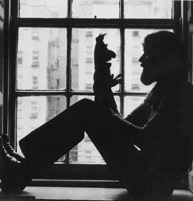 Jim Henson jugando con la marioneta 'Bert', 1971.