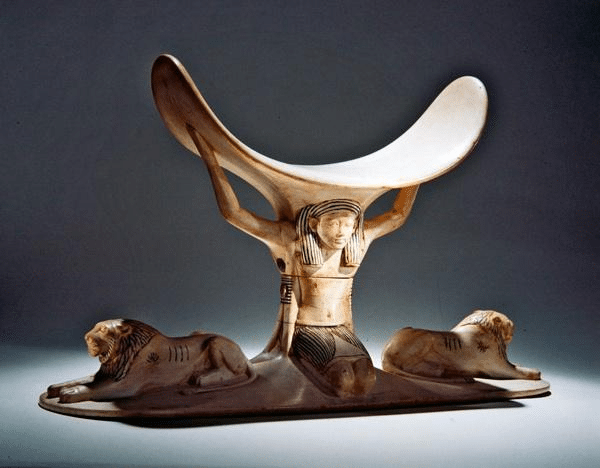 Los egipcios ricos en el Antiguo Egipto dormían con soportes para el cuello en lugar de almohadas para preservar sus peinados y mantenerlos frescos.