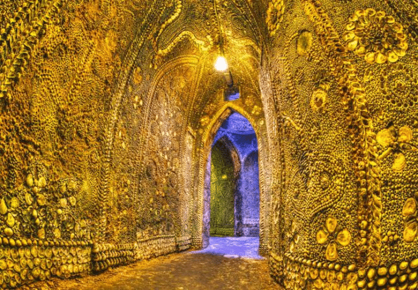 En 1835, en el condado de Kent en Inglaterra, James Newlove estaba cavando un estanque cuando se topó con Margate Shell Grotto, el pasaje subterráneo de 104 pies de largo. Esta cámara está llena de 4,6 millones de proyectiles dispuestos en un patrón de símbolos misteriosos. Hasta el día de hoy, el origen del lugar sigue siendo un misterio.
