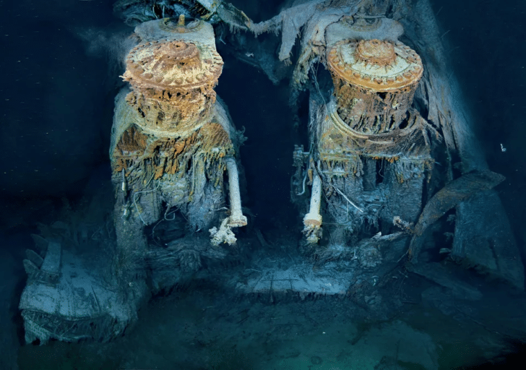 Foto de los motores alternativos gemelos a bordo del Titanic descansando a dos millas y media de profundidad bajo el mar. Los motores miden cuatro pisos de altura y generan una potencia combinada de 30.000 caballos. Cuando se combina con el motor de turbina central clasificado para 16.000 caballos de fuerza, el Titanic puede alcanzar más de 20 nudos.