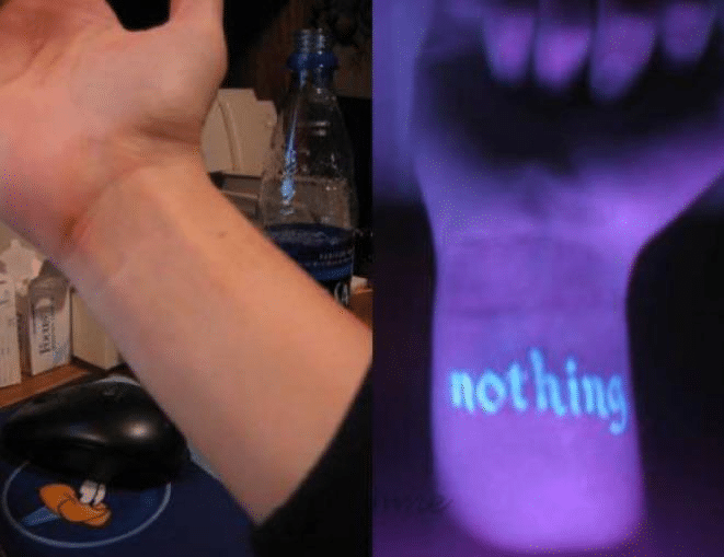 Tatuaje UV que solo aparece bajo luz negra
