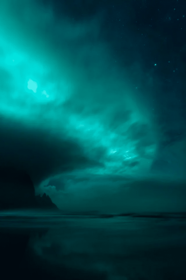 El fotógrafo Mikkel Beiter obtuvo estas imágenes de Teal Auroras cuando las nubes emergieron de las montañas cercanas y flotaron sobre el mar.