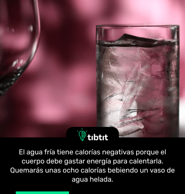 El agua fría tiene calorías negativas porque el cuerpo debe gastar energía para calentarla. Quemarás unas ocho calorías bebiendo un vaso de agua helada.