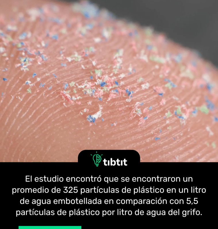 El estudio encontró que se encontraron un promedio de 325 partículas de plástico en un litro de agua embotellada en comparación con 5,5 partículas de plástico por litro de agua del grifo.