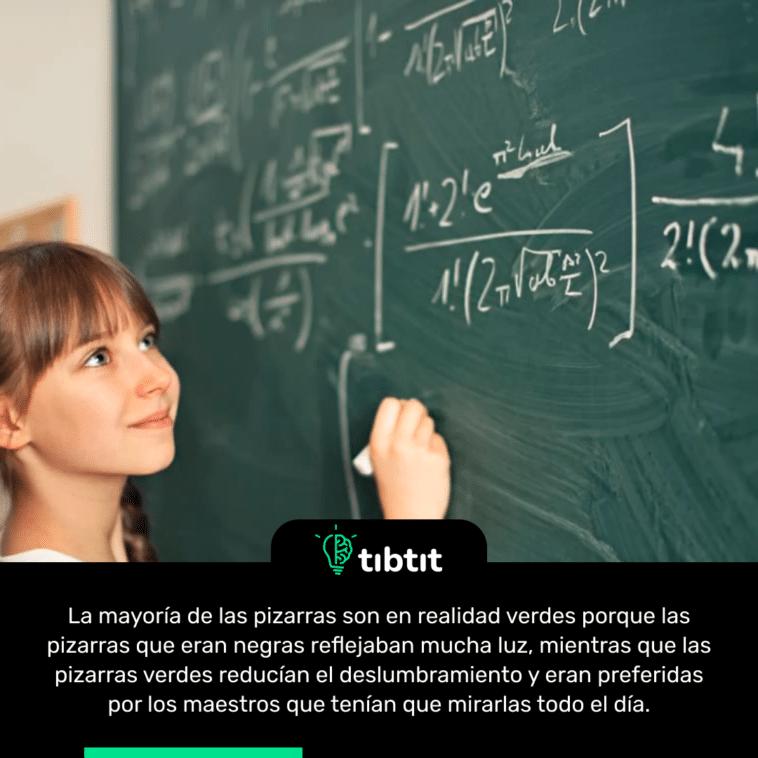La mayoría de las pizarras son en realidad verdes porque las pizarras que eran negras reflejaban mucha luz, mientras que las pizarras verdes reducían el deslumbramiento y eran preferidas por los maestros que tenían que mirarlas todo el día.