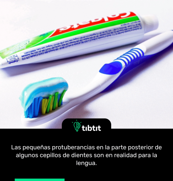 Las pequeñas protuberancias en la parte posterior de algunos cepillos de dientes son en realidad para la lengua.